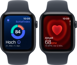 Zwei Apple Watch SE 3 Geräte, beide mit Aluminiumgehäuse, Farbe Mitternacht mit Sportarmband Navyblau, eines zeigt den Schlafindex, eines zeigt die Herzfrequenz App, rechte Seitenansicht, Digital Crown
